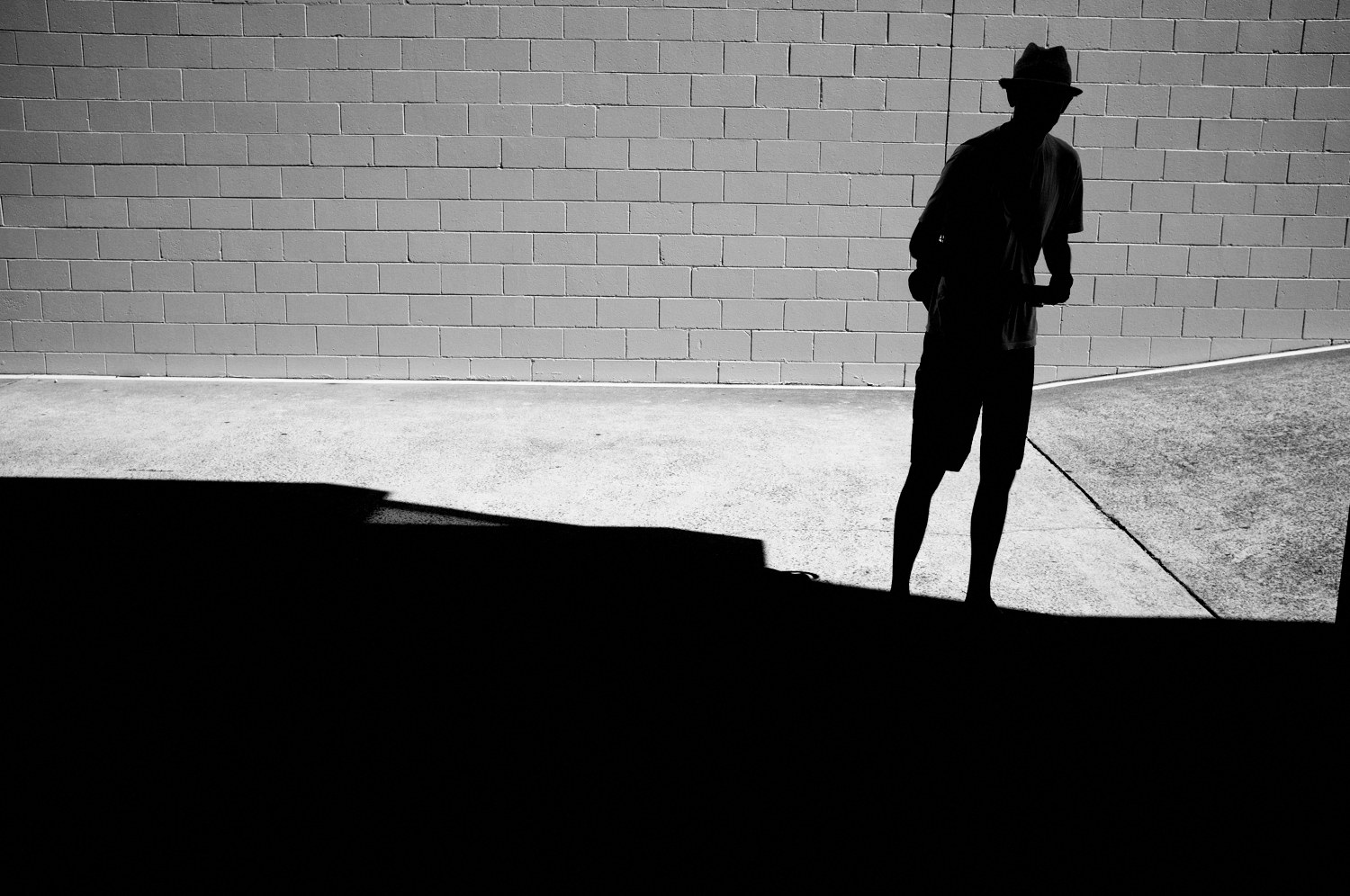 A black and white street scene by Mario Zmudzinski