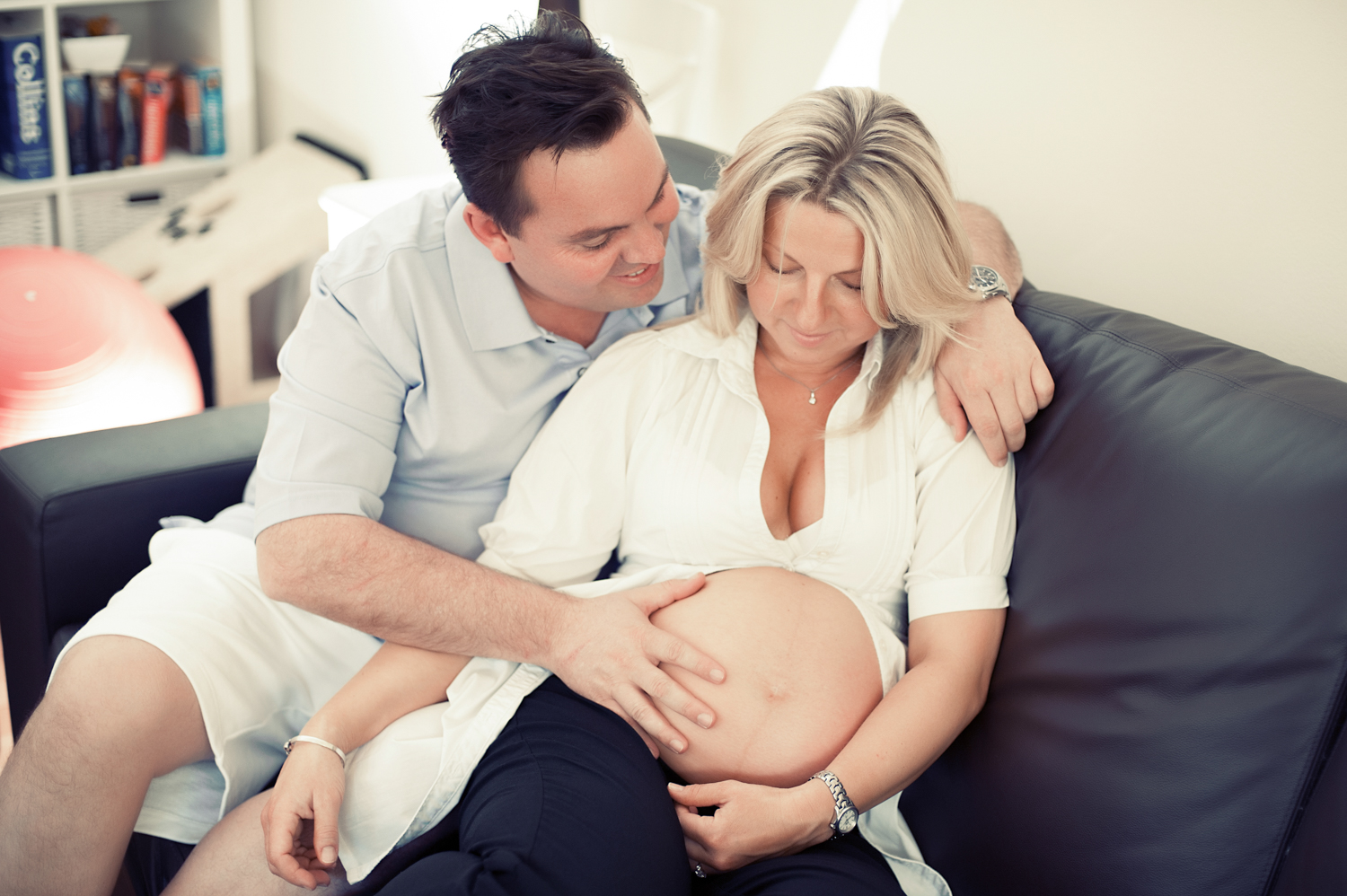 A heartwarming moment captured during pregnancy shoot at Magnum Studio by Mario Zmudzinski