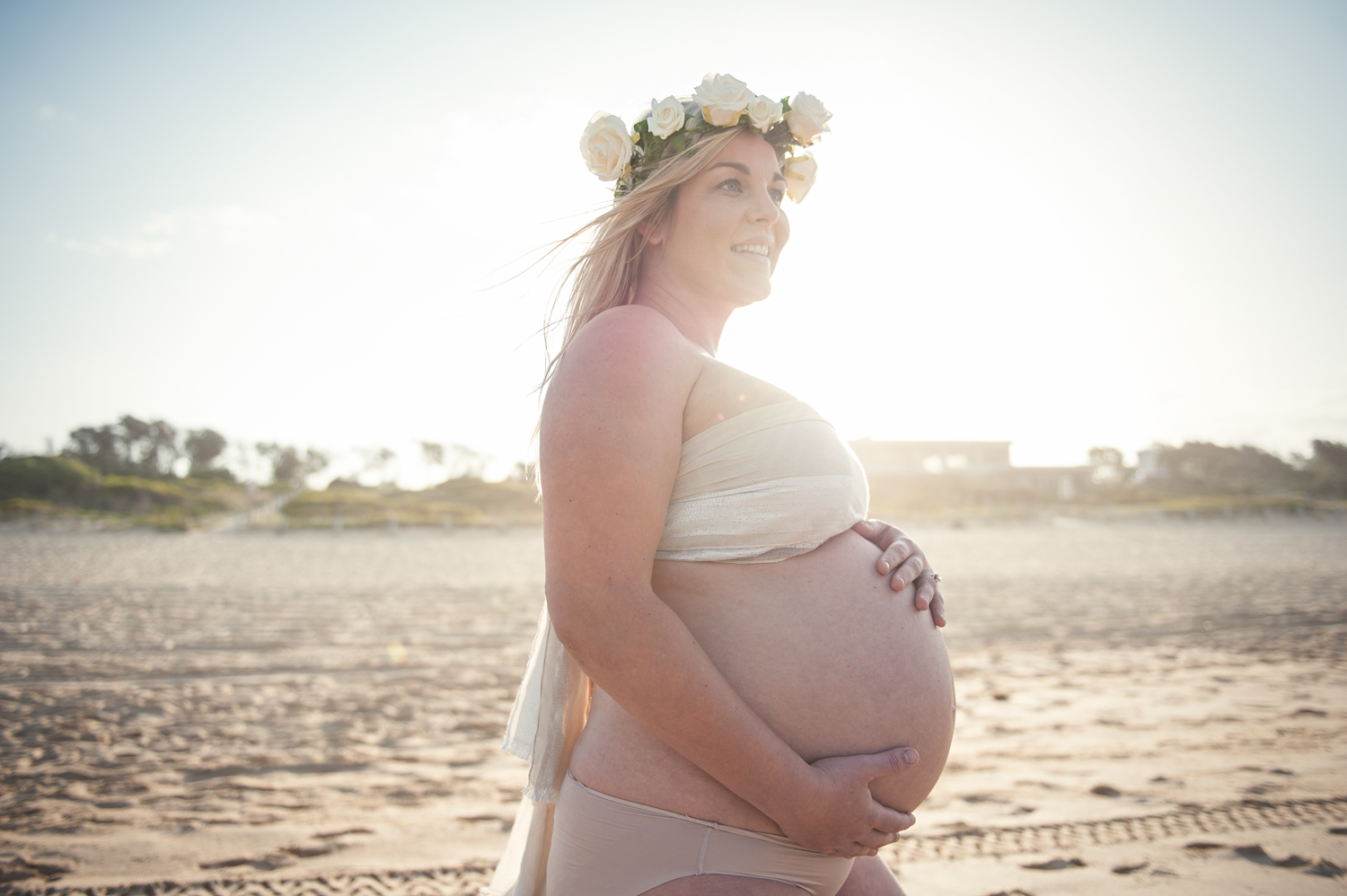 A beautiful moment captured during pregnancy shoot at Magnum Studio by Mario Zmudzinski