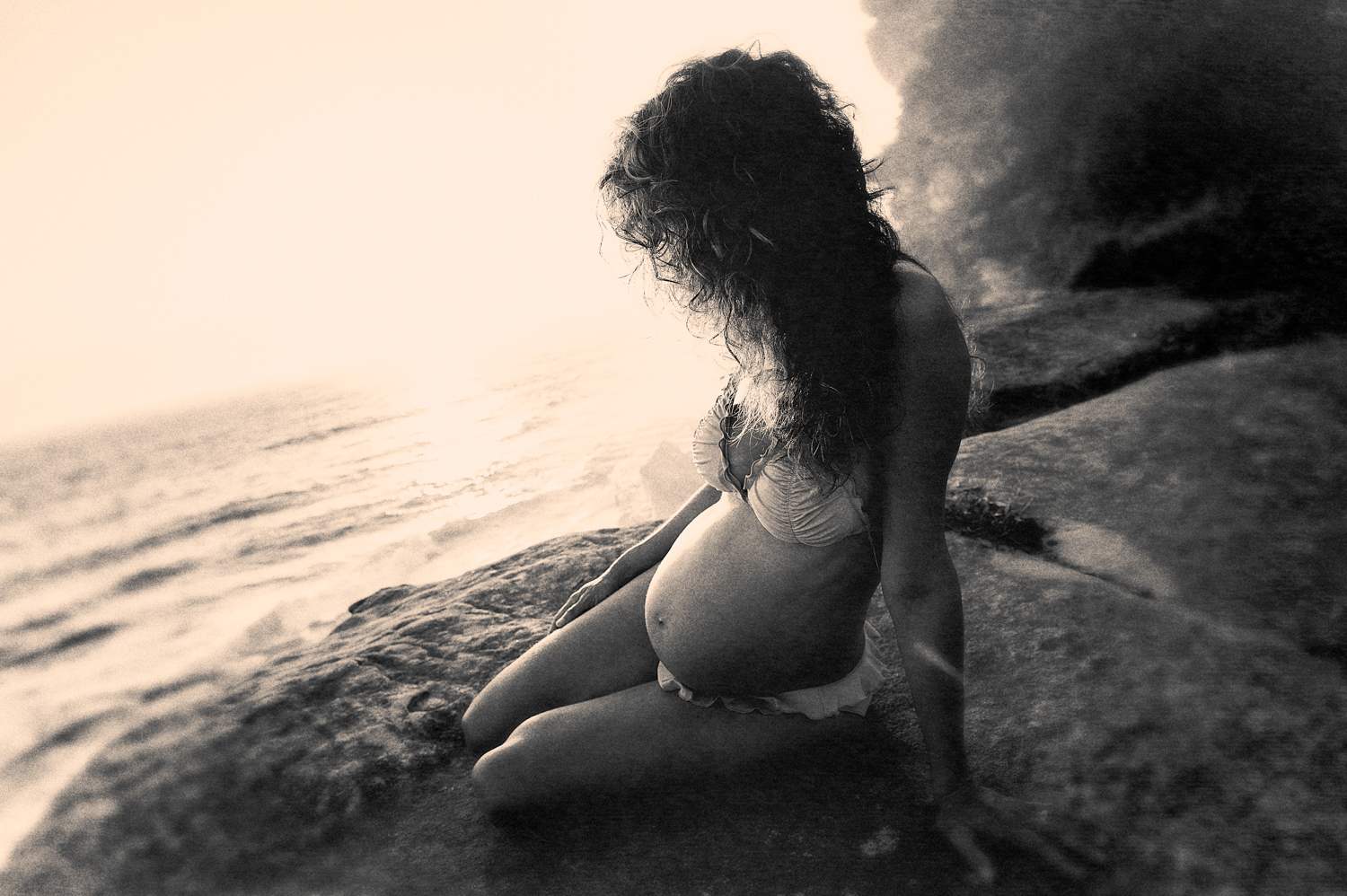 Stunning pregnancy and maternity photos by Mario Zmudzinski at Magnum Studio
