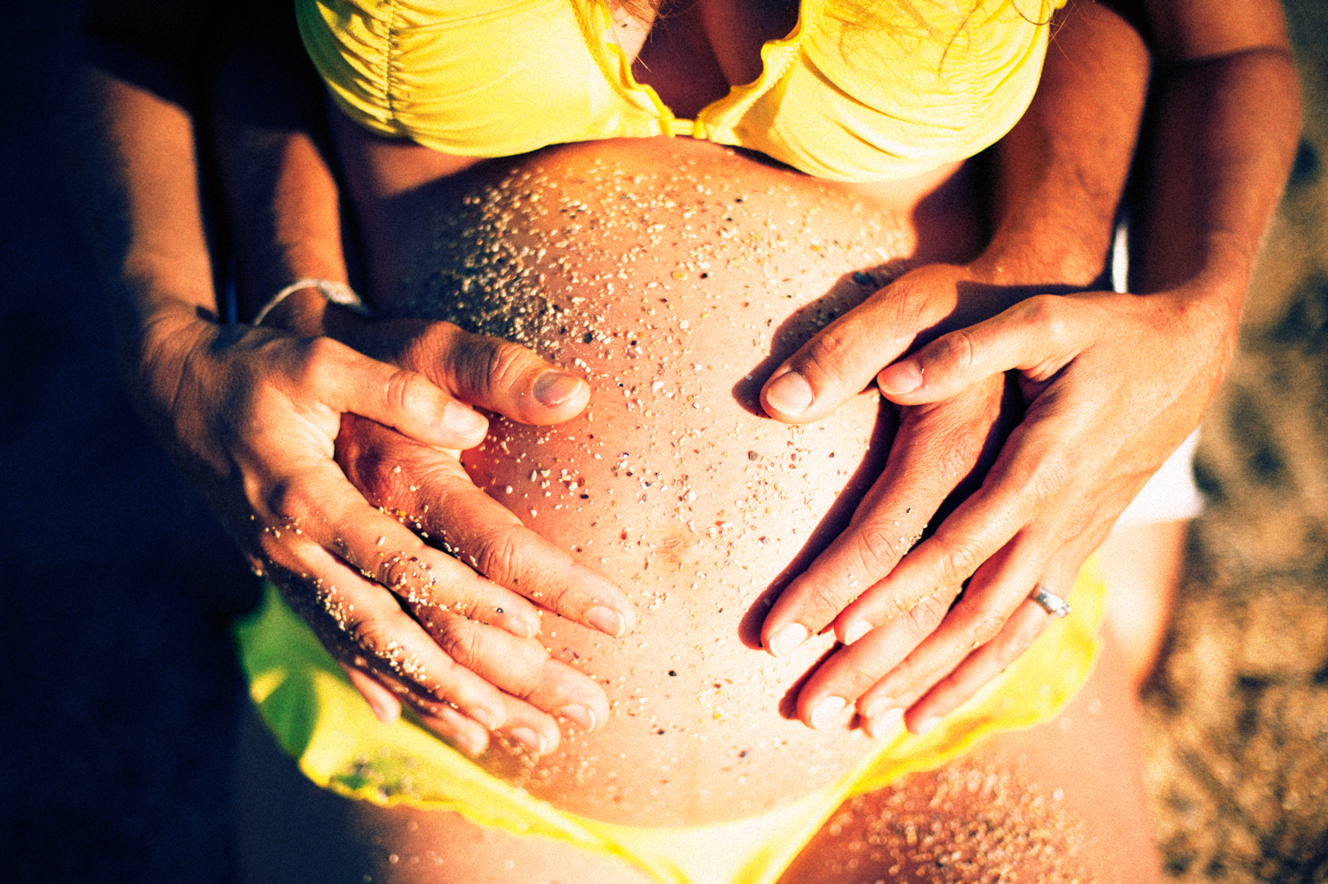 Stunning pregnancy and maternity photos by Mario Zmudzinski at Magnum Studio