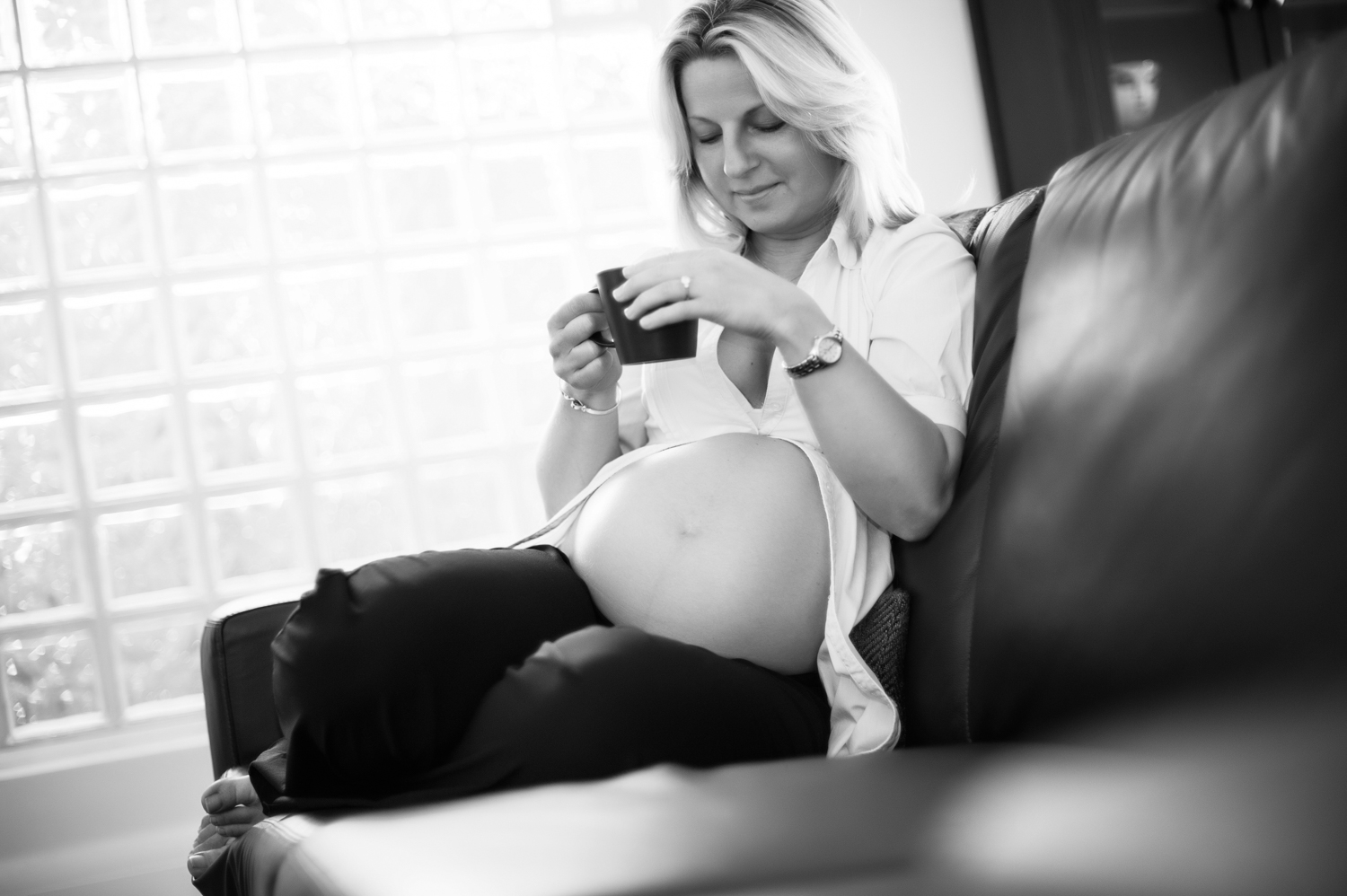 Pregnancy bliss in natural light, photos by Mario Zmudzinski at Magnum Studio