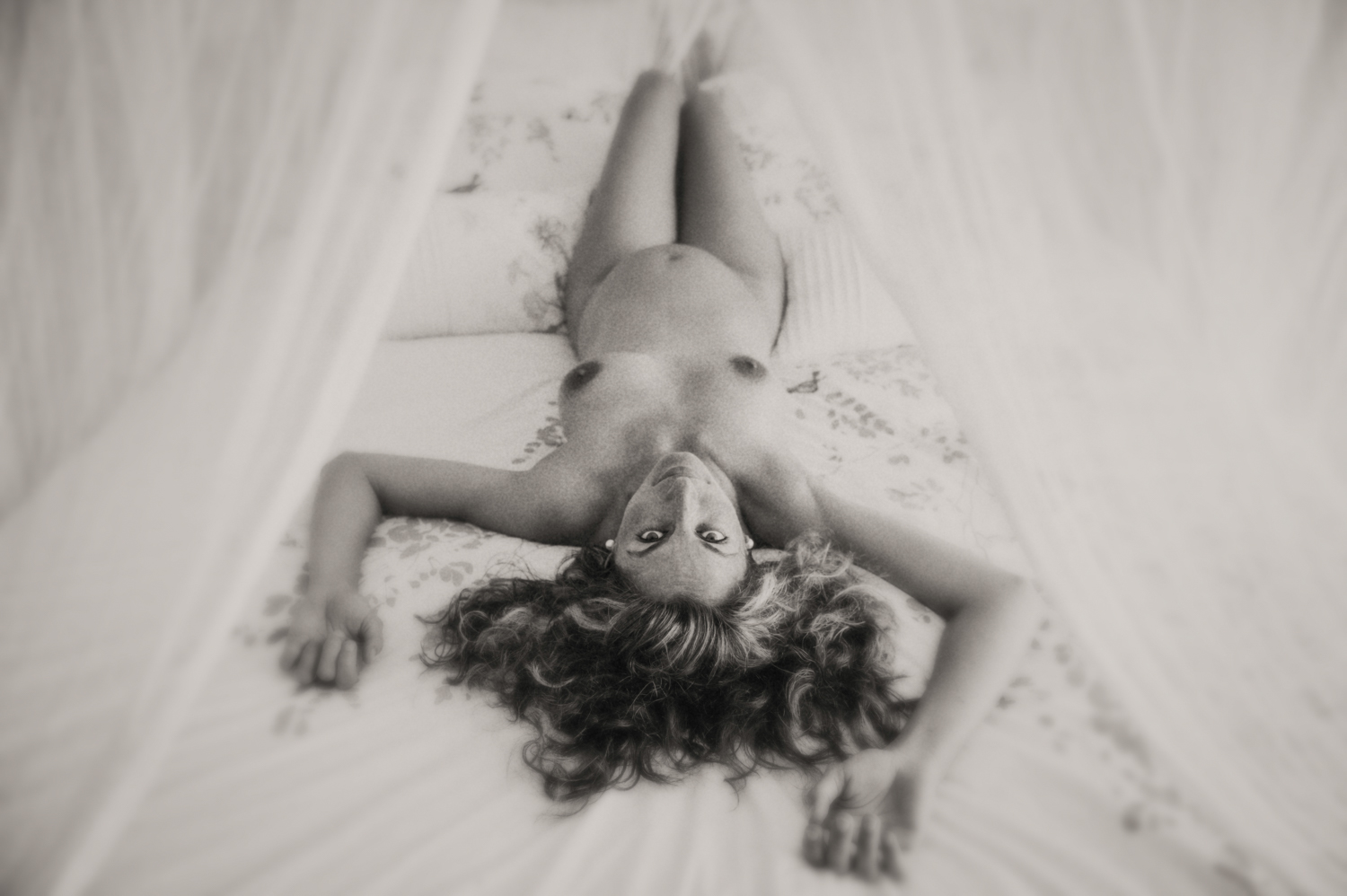 A moment of pure love captured by Mario Zmudzinski at his Magnum Studio