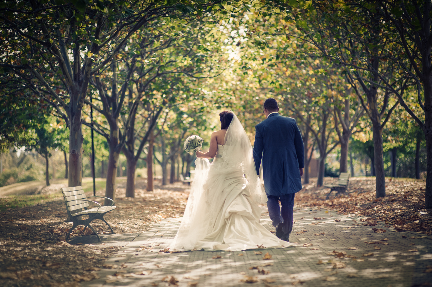 Bride and groom walking captured by Mario Zmudzinski at Magnum Studio