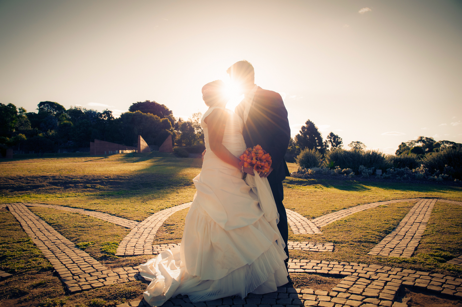 A stunning outdoor portrait of a couple captured by Mario Zmudzinski at Magnum Studio