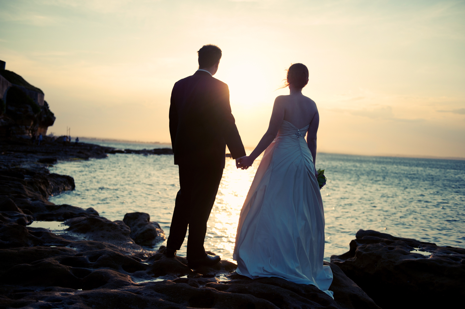Bride and groom embracing at sunset, photographed by Mario Zmudzinski at Magnum Studio