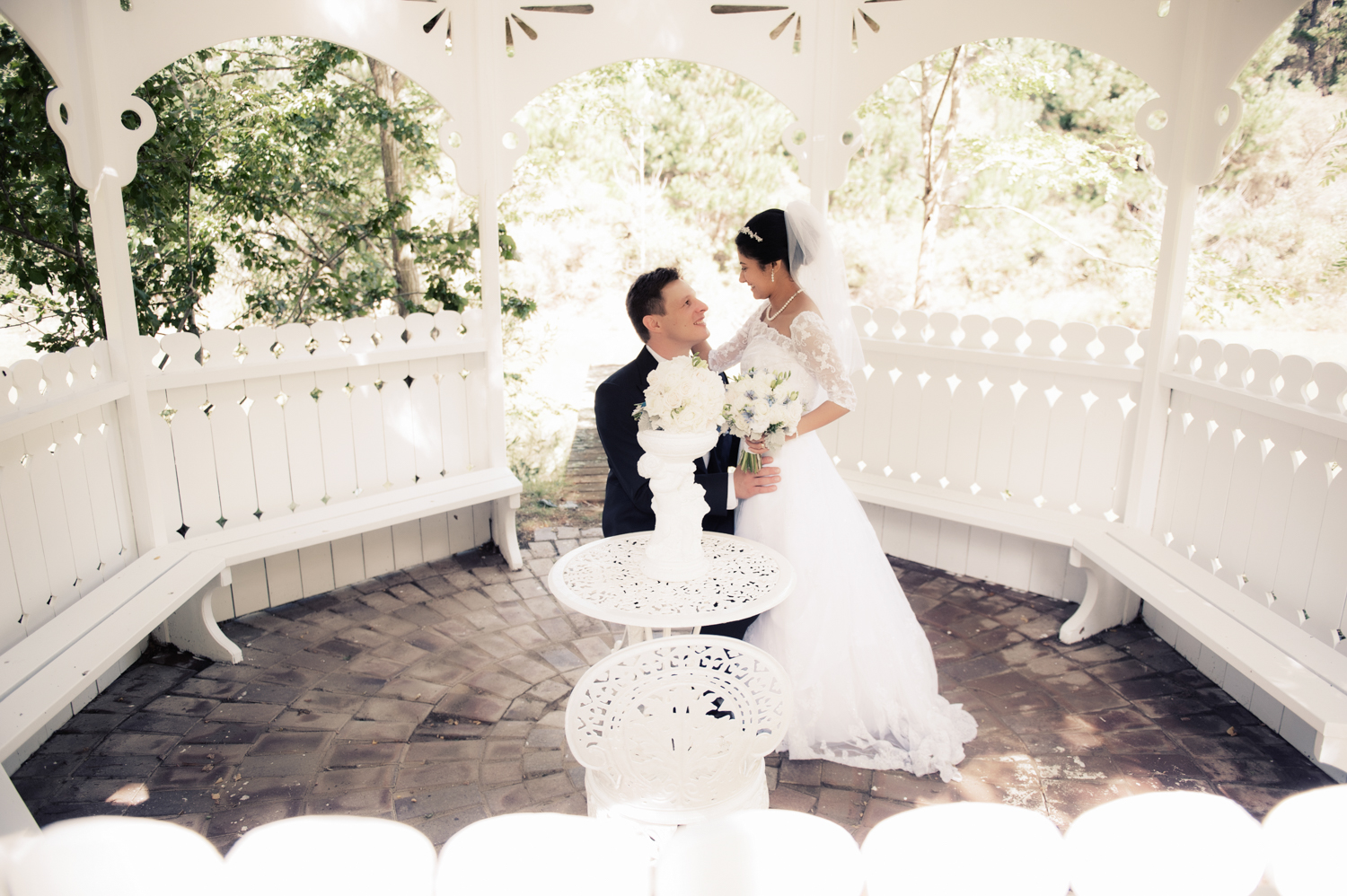 A stunning outdoor portrait of a couple captured by Mario Zmudzinski at Magnum Studio